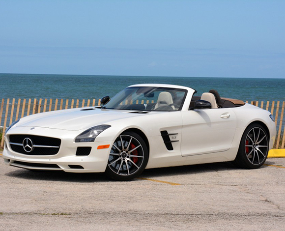 اختر مرسيدس بينز SLS AMG GT Roadster لأنها سيارة لا تقاوم